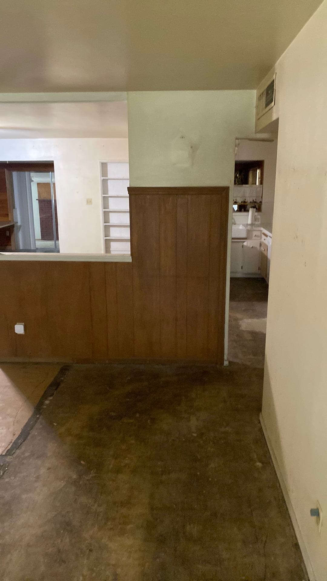 Dated interior of Bakersfield home before our cash purchase
